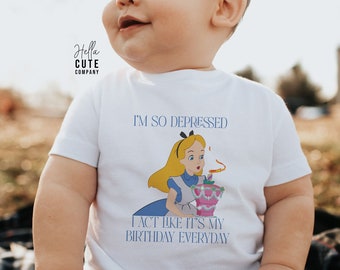 Ich bin so deprimiert, dass ich so tue, als wäre es mein Geburtstags-Baby-Shirt für jeden Tag, Disney Swiftie-Baby-Shirt, Alice-Baby-Shirt