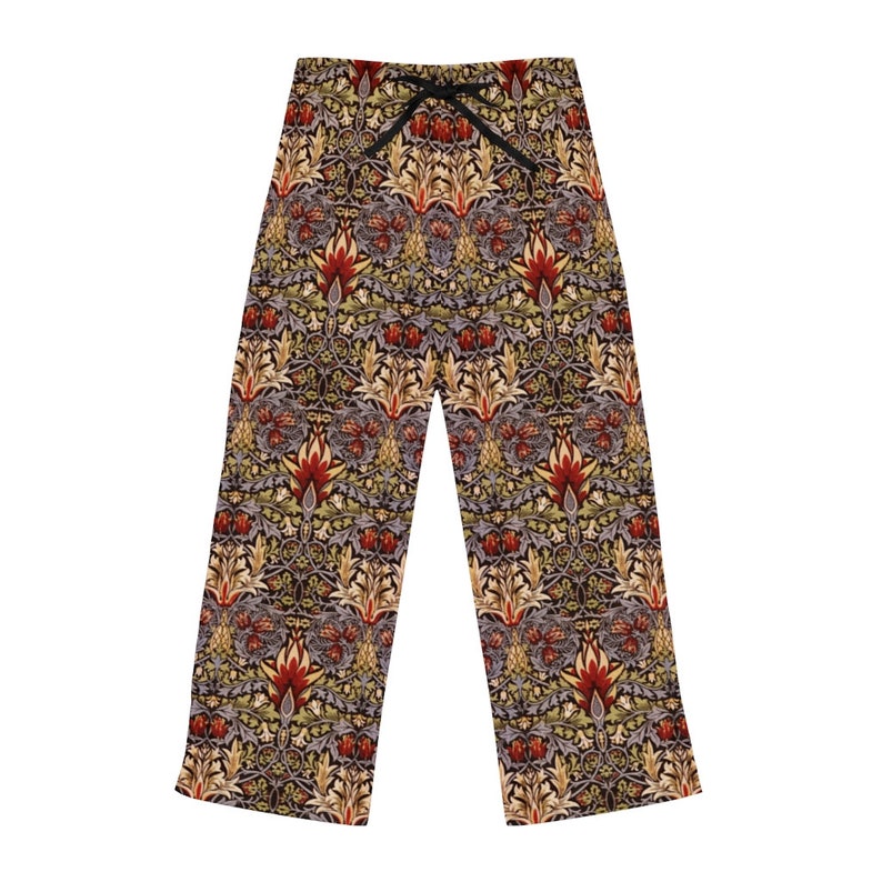 Op de afbeelding: Een zwarte pyjamabroek met een kleurrijk bloemenpatroon. Het patroon bevat rode, gele, groene en blauwe bloemen en bladeren.