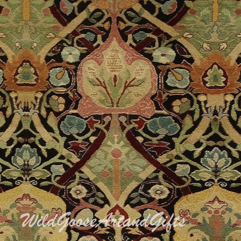 Puede incluir: Una alfombra negra y marr&oacute;n con un patr&oacute;n floral. La alfombra presenta un dise&ntilde;o repetitivo de flores y hojas estilizadas en tonos de verde, marr&oacute;n, rosa y azul.