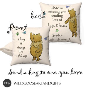Puede incluir: Una almohada beige con una ilustración de Winnie the Pooh y el texto "a hug is always the right size". La parte posterior de la almohada tiene el texto "Mama missing you sending lots of hugs & kisses Jordan rick Jaremiah".