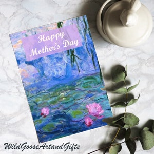 Può includere: Un biglietto d'auguri per la festa della mamma con un dipinto di ninfee in stile Monet, con fiori rosa e acqua blu. Il testo "Happy Mother's Day" è su uno striscione lavanda. Sono visibili anche un contenitore in ceramica bianca e un rametto di eucalipto.