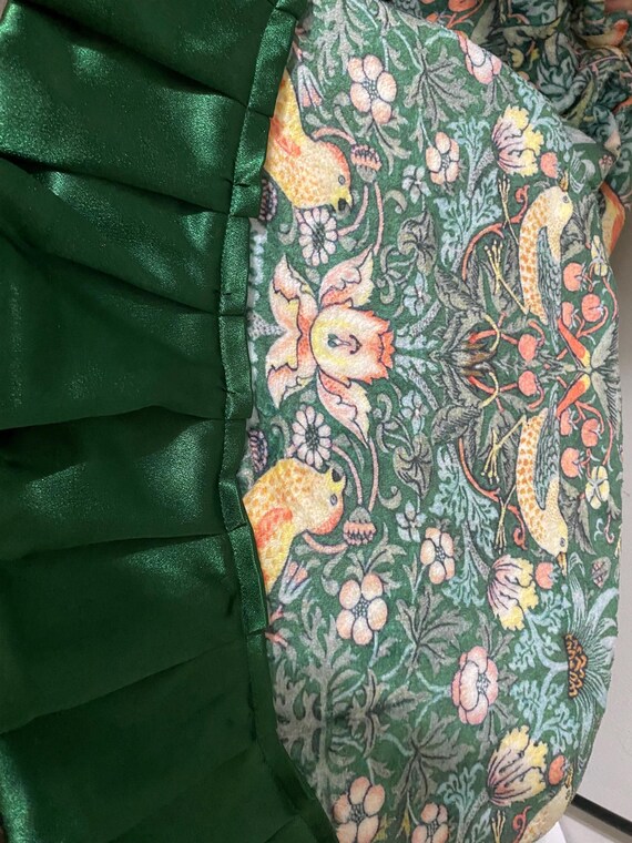 Satin Trimmed William Morris Christmas Tree Skirt: Strawberry