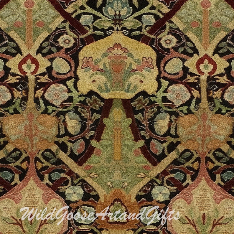 Puede incluir: Una alfombra de estilo vintage con un patr&oacute;n repetitivo de flores y hojas estilizadas en tonos marrones, verdes, beige y rosas sobre un fondo negro.