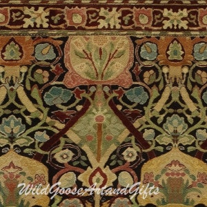 Puede incluir: Primer plano de una alfombra de color marr&oacute;n oscuro, negro y verde con un patr&oacute;n floral. La alfombra tiene un dise&ntilde;o repetitivo de flores y hojas estilizadas. La alfombra est&aacute; hecha de lana y tiene una pila alta.