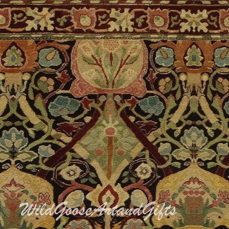 Puede incluir: Primer plano de una alfombra de color marr&oacute;n oscuro, negro y verde con un patr&oacute;n floral. La alfombra tiene un dise&ntilde;o repetitivo de flores y hojas estilizadas. La alfombra est&aacute; hecha de lana y tiene una pila alta.