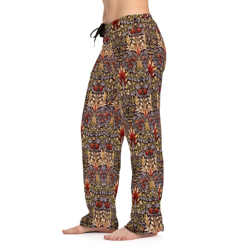 Op de afbeelding: Dames pyjamabroek met een bloemenpatroon in tinten rood, geel, groen en blauw. De broek heeft een elastische tailleband en een trekkoord.