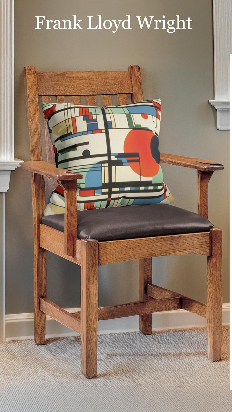 K&ouml;nnte beinhalten: Holzsessel mit dunkelbraunem Ledersitz. Ein dekoratives Kissen mit einem farbenfrohen geometrischen Design mit roten, blauen und schwarzen Formen liegt auf dem Stuhl. Der Text "Frank Lloyd Wright" steht oben.