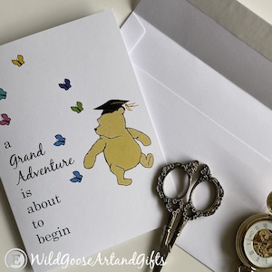 Tarjeta de graduación, Tarjeta de graduación de Winnie the Pooh, Graduación clásica de Winnie the Pooh, Tarjeta divertida y tierna, Una gran aventura está por comenzar, Tarjeta de graduación 2025