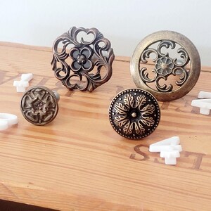 Runde Messingknöpfe und Griffe, Schriftrollenmuster, einzigartige Designs, verschiedene Marken Bild 3
