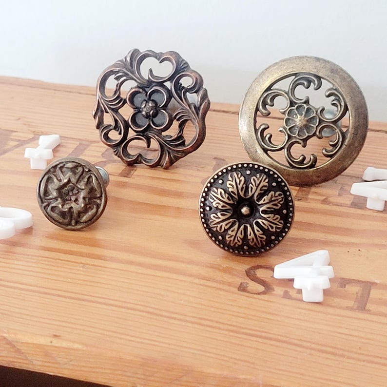 Runde Messingknöpfe und Griffe, Schriftrollenmuster, einzigartige Designs, verschiedene Marken Bild 3