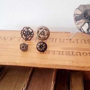 Runde Messingknöpfe und Griffe, Schriftrollenmuster, einzigartige Designs, verschiedene Marken Bild 12