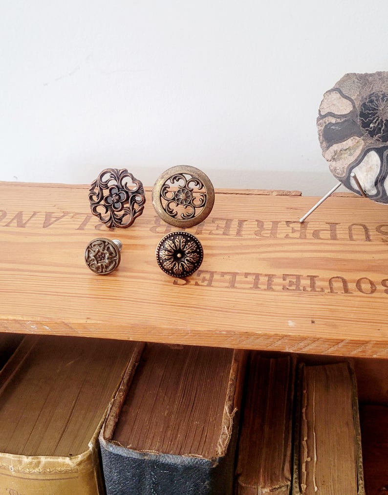 Runde Messingknöpfe und Griffe, Schriftrollenmuster, einzigartige Designs, verschiedene Marken Bild 12