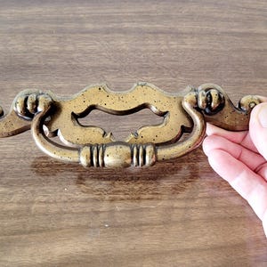 5 tiradores de latón para cajones con argolla, estilo ala de murciélago, Hollywood Regency, separación entre centros de 4 pulgadas.