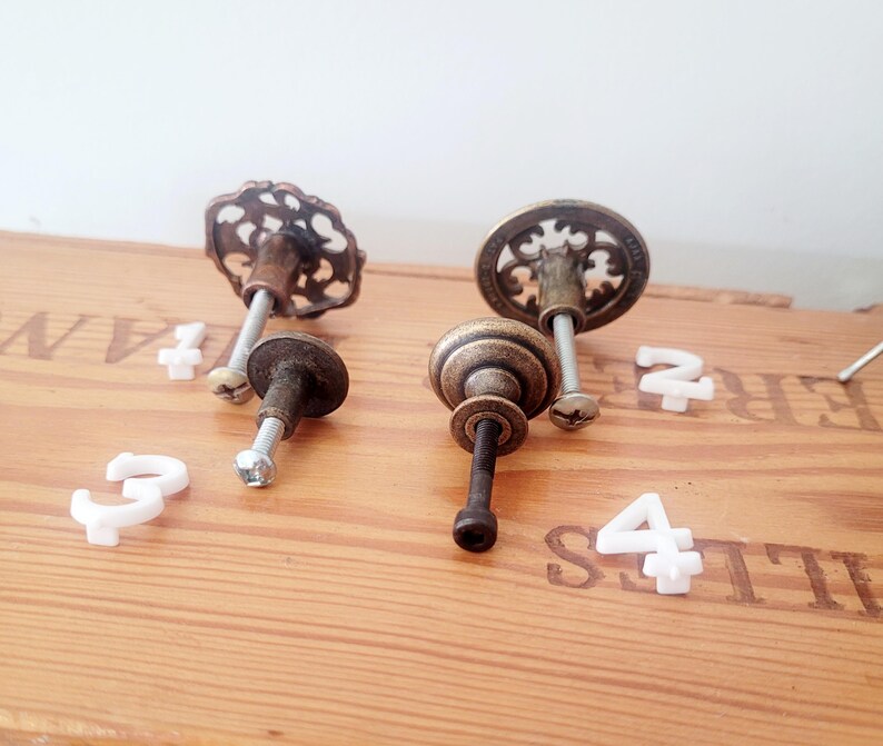 Runde Messingknöpfe und Griffe, Schriftrollenmuster, einzigartige Designs, verschiedene Marken Bild 6