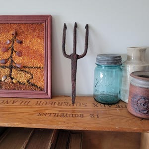 Puede incluir: Un juego de tres tazas de cerámica con un acabado mate moteado. Las tazas son en tonos crema, gris claro y gris oscuro. Cada taza tiene un diseño simple y minimalista, ideal para café o té.