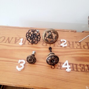 Runde Messingknöpfe und Griffe, Schriftrollenmuster, einzigartige Designs, verschiedene Marken Bild 2