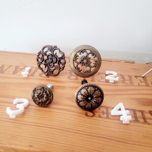 Runde Messingknöpfe und Griffe, Schriftrollenmuster, einzigartige Designs, verschiedene Marken Bild 5