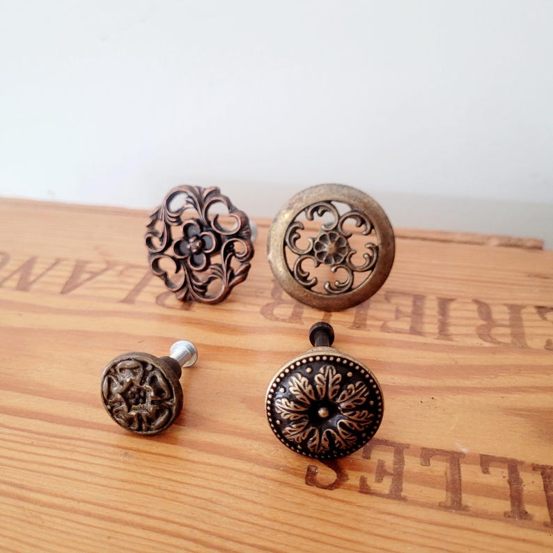 Runde Messingknöpfe und Griffe, Schriftrollenmuster, einzigartige Designs, verschiedene Marken Bild 1