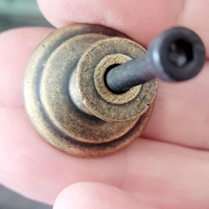 Runde Messingknöpfe und Griffe, Schriftrollenmuster, einzigartige Designs, verschiedene Marken Bild 11