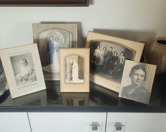Lote de 5 fotos vintage en blanco y negro en marcos de cartón, ideales para ancestros, bodas, bebés y temas militares.