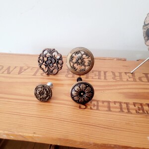 Runde Messingknöpfe und Griffe, Schriftrollenmuster, einzigartige Designs, verschiedene Marken Bild 4