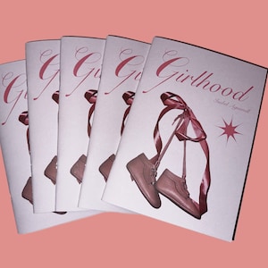 Puede incluir: Varios libros con el título "Girlhood" en escritura rosa, con una ilustración de zapatos de bebé rosas colgando de una cinta. El nombre del autor, Isabel Agnell, está debajo, con una estrella.