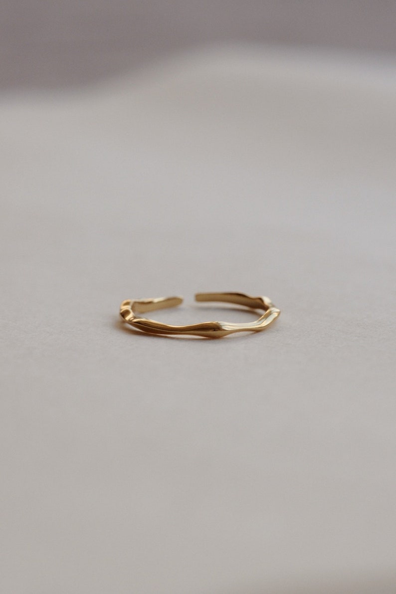 18k gold plated minimalistic simple curved ring everyday jewelry stacking ring wave geometric adjustable dainty line gift