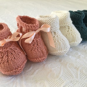 Baby Booties KNITTING PATTERN, beginner knit, knit flat or in the round, newborn booties