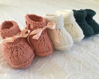 Baby Booties KNITTING PATTERN, beginner knit, knit flat or in the round, newborn booties - English only