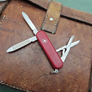Könnte beinhalten: Ein handgefertigtes Serviertablett aus Holz mit natürlicher Oberfläche. Das Tablett hat eine rechteckige Form mit abgerundeten Ecken und erhöhten Kanten. Ideal zum Servieren von Speisen und Getränken. Das Tablett ist 30 cm lang, 20 cm breit und 5 cm hoch.