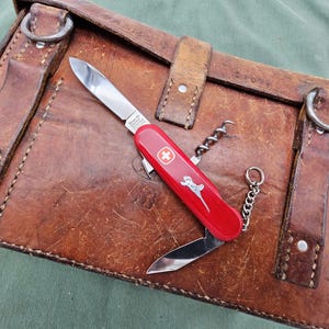 Könnte beinhalten: Ein handgefertigtes Serviertablett aus Holz mit natürlicher Oberfläche. Das rechteckige Tablett hat erhöhte Kanten und integrierte Griffe. Die sichtbare Holzmaserung zeigt die Handwerkskunst. Ideal zum Servieren von Speisen oder Präsentieren von Gegenständen.