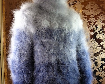 Pull en mohair épais et poilu tricoté à la main 4 tons à col en T en bleu, taille XL
