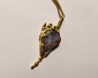 SOUL FLATTERING Gorgeous angel pendant with a luminous opal