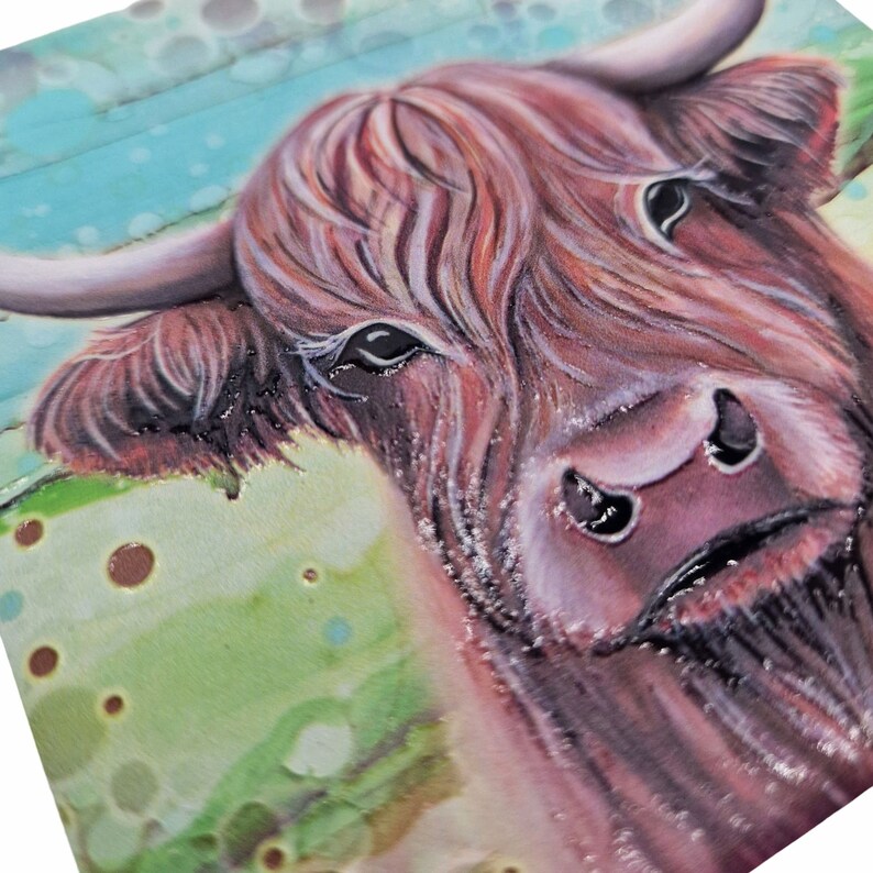 Op de afbeelding: Close-up van een schilderij van een Schotse Hooglandkoe. Het kunstwerk toont een gedetailleerde weergave van het gezicht van de koe, met lang, ruig roodbruin haar en grote, expressieve ogen. De achtergrond heeft een zacht, wazig effect met tinten groen en blauw.