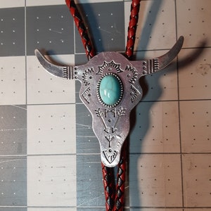 Cráneo de búfalo 36 en corbata bolo occidental