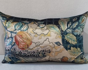 Funda de cojín de tela de terciopelo ocre Osborne And Little Hartfield de 35 x 55 cm.