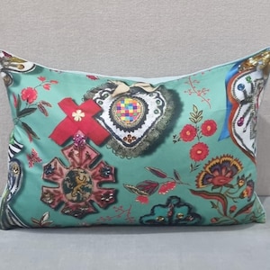 Könnte beinhalten: Ein Set aus drei Keramikbechern mit gesprenkelter, matter Oberfläche. Die Becher sind in den Farbtönen Creme, Hellgrau und Dunkelgrau gehalten. Jeder Becher hat ein schlichtes, minimalistisches Design und einen abgerundeten Griff.