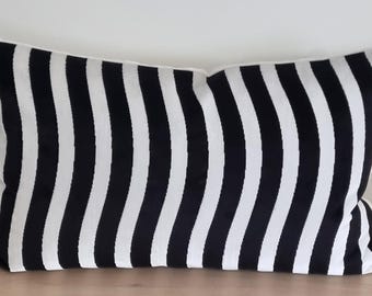 Funda de cojín de tela Roubine Taureau y terciopelo Omega de Christian Lacroix Designers Guild, 35 x 55 cm.