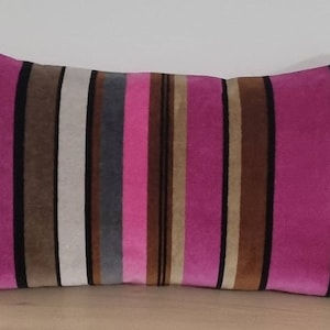 DesignersGuild Varese Caruveni Fuchsia & Omega Samt Kissenbezug 55 x 35 cm