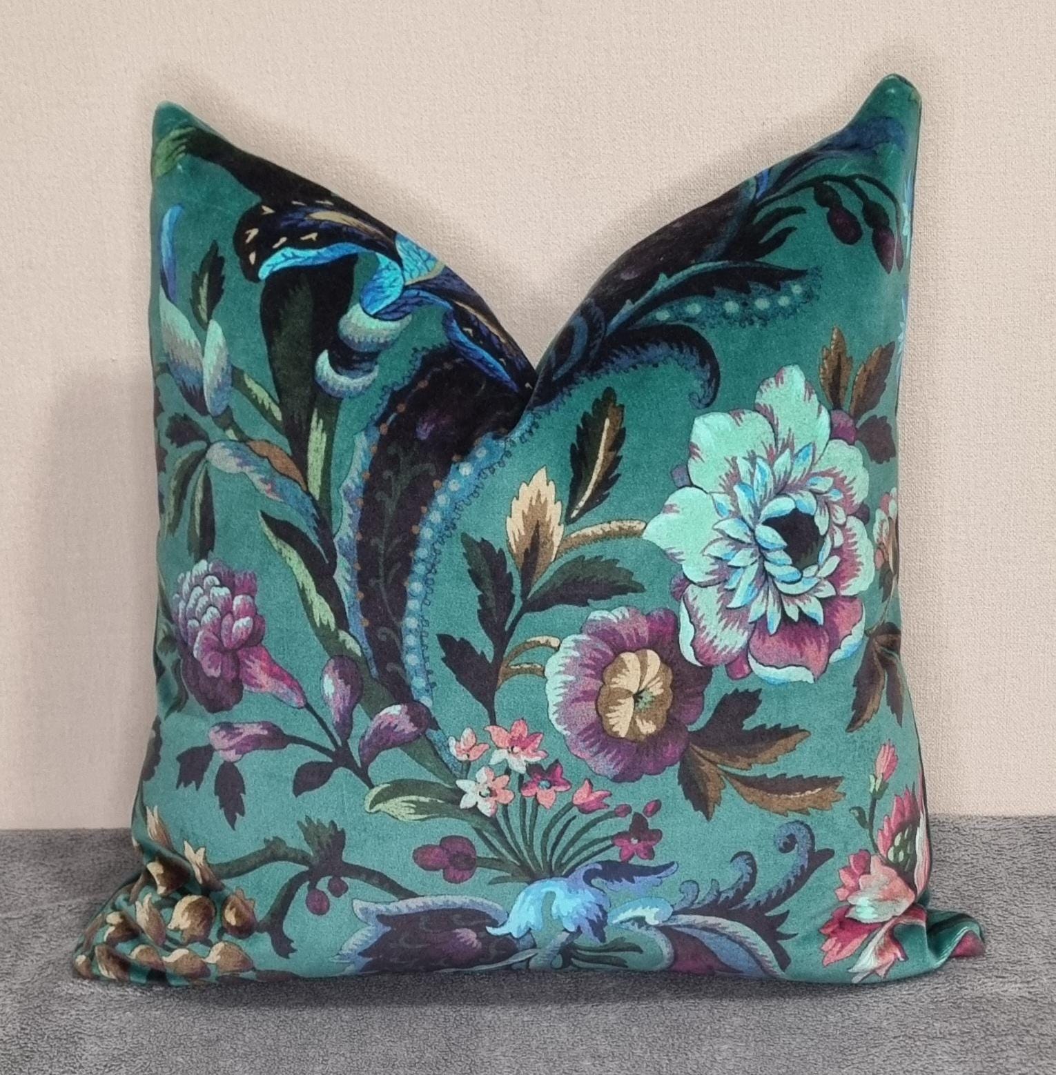 SABER LARGE VELVET CUSHION - GOLD - Cojines de House of Hackney