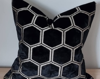 Funda de cojín de tela Manipur Noir de Designers Guild, 45 x 45 cm.