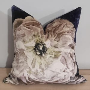 Designers Guild Le Poem De Fleurs Midnight & Omega Velvet Cushion Cover 45x45 cm