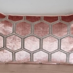 Funda de cojín de tela Manipur Coral de Designers Guild, 40 x 60 cm.