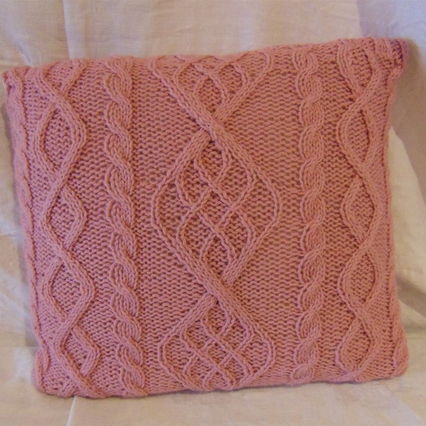 Cable Knitted Aran Cushion Cover / Housse de coussin Aran en tricot torsadé