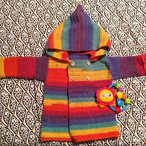 Szydełkowana kurtka. Dziecięca kurtka z kapturem w tęczowym kolorze / Veste à capuche au szydełkowane couleur arc-en-ciel pour enfants. Bluza z kapturem