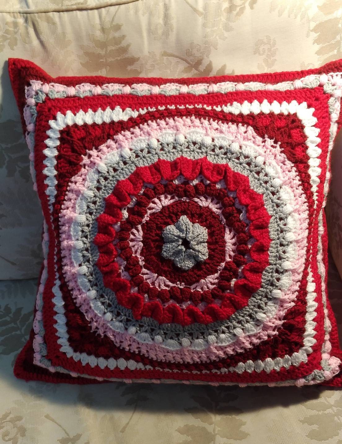 Arabesque Crocheted Cushion Cover/Housse de Coussin Au Crochet