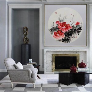 Puede incluir: Una pintura enmarcada de gran tama&ntilde;o con un dise&ntilde;o floral que presenta peon&iacute;as rojas y rosas y hojas de color verde oscuro. La obra de arte est&aacute; sobre un fondo gris claro dentro de una forma circular. La pintura cuelga sobre una chimenea.