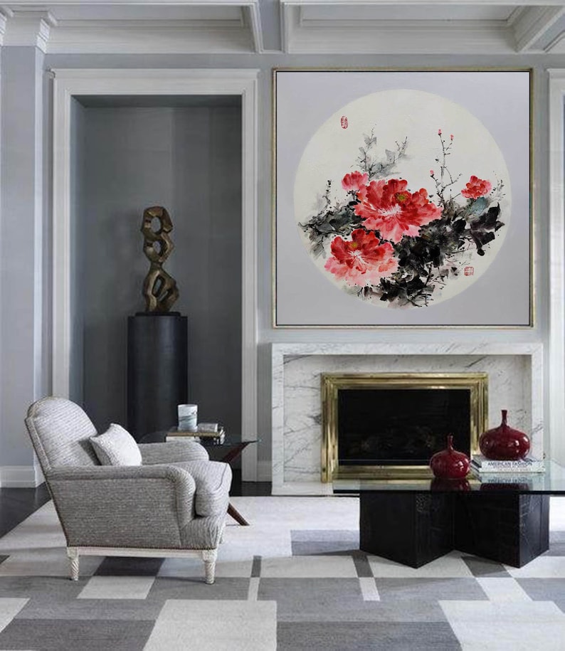 Puede incluir: Una pintura enmarcada de gran tama&ntilde;o con un dise&ntilde;o floral que presenta peon&iacute;as rojas y rosas y hojas de color verde oscuro. La obra de arte est&aacute; sobre un fondo gris claro dentro de una forma circular. La pintura cuelga sobre una chimenea.