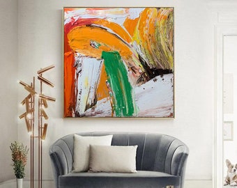 Puede incluir: Pintura abstracta con trazos audaces de pintura naranja, amarilla, verde y blanca. La pintura está enmarcada en un marco dorado y cuelga de una pared blanca.