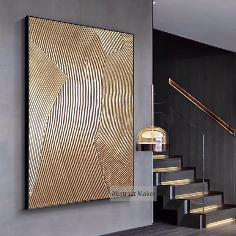 Puede incluir: Una gran pintura abstracta con una combinaci&oacute;n de colores dorados y marrones. La pintura presenta una superficie texturizada con un patr&oacute;n de l&iacute;neas curvas. La pintura est&aacute; enmarcada en un marco negro y est&aacute; colgada en una pared gris. El texto "Abstract Maker" es visible en la esquina inferior derecha de la pintura.